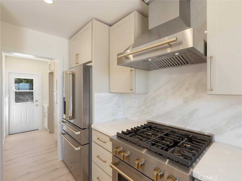 99 Calle Mayor, kitchen range and stone backsplash